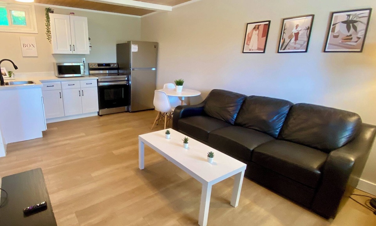 Bluewater Apartment | Cozy Bayfield Retreat Pool & Hot Tub 15min to Grand Bend Lake Huron Nearby