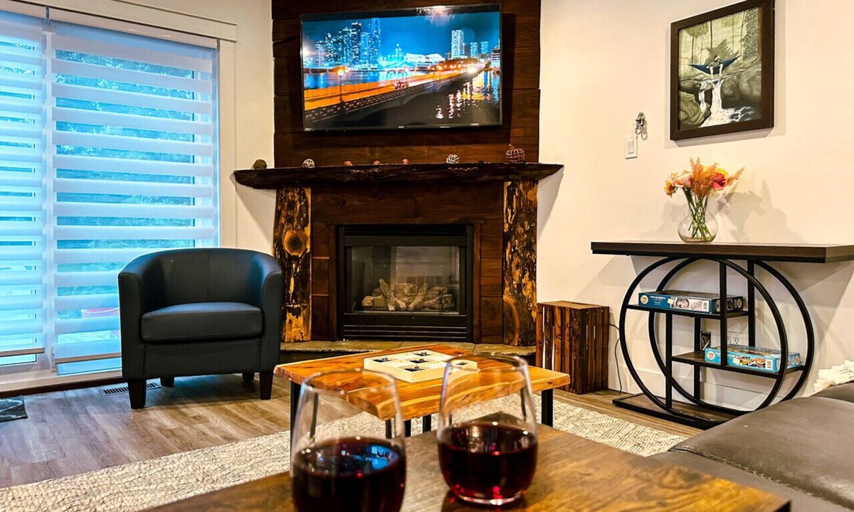 Collingwood House | Cozy Blue Mountain Escape Perfect for Relaxation & Adventure