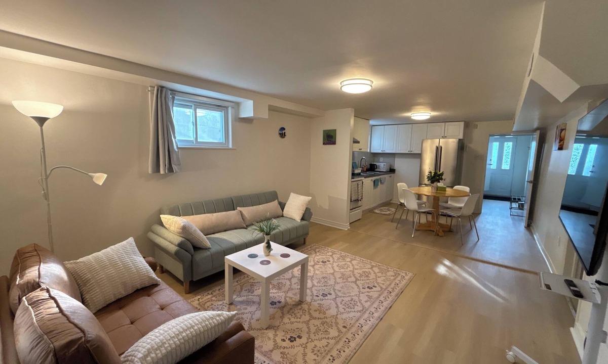 L'Amoreaux House | Cozy Bright Suite with Separate Entrance in Scarborough | Near Hospital