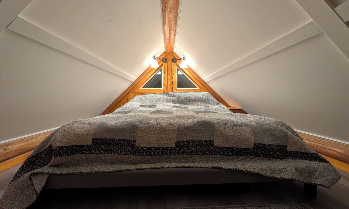 Whitehorse Cabin | Cozy Cabin at Three Sisters Farm