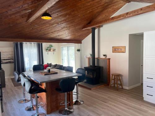 The Bluff House | Cozy chalet near the beach