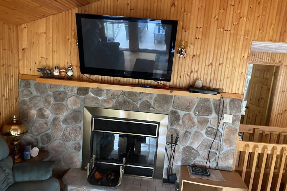 Montpellier Ski Chalet | Cozy Chalet with Waterfront View