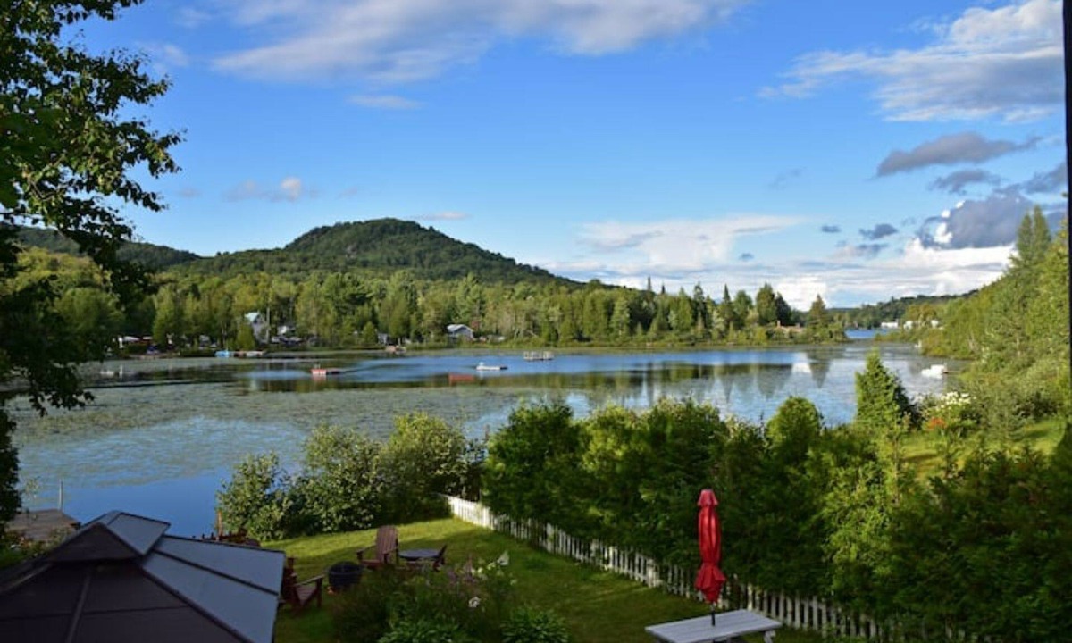 Chertsey Ski Chalet | Cozy cottage on Lake Paré with private hot tub and lake views | Le Nénuphar