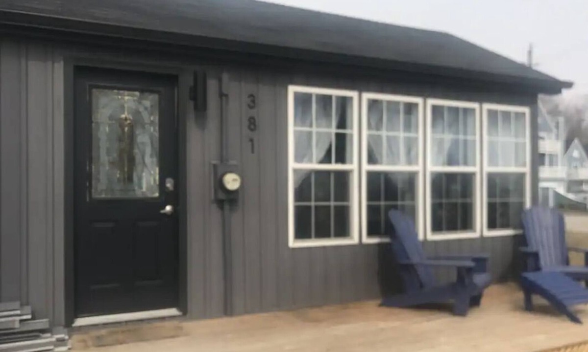 Port Stanley Cottage | Cozy cottage on the bluff with all the amenities ,10 min walk to main beach