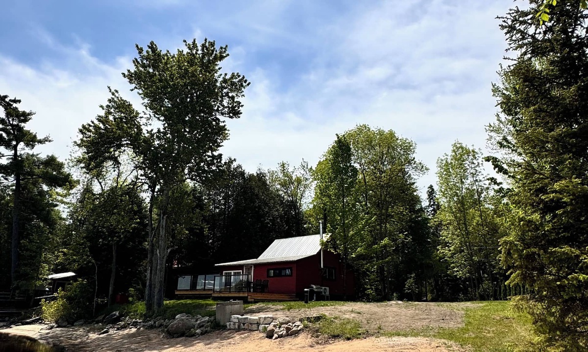 Laurentian Valley Cottage | Cozy Cottage on the Ottawa River
