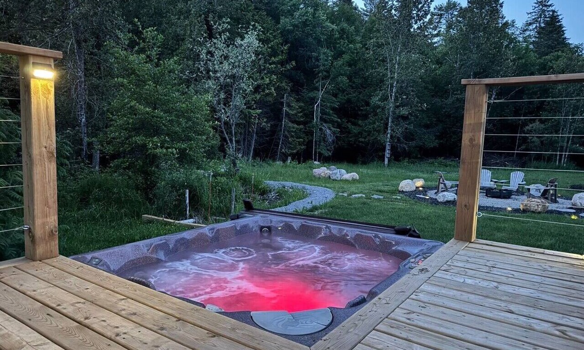 Hastings Highlands Cottage | Cozy Cottage Retreat | Hot Tub | Private 2 Acres