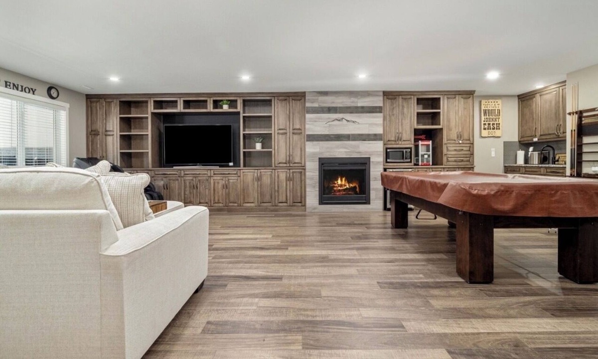 Coaldale House | Cozy Cottage Suite With Massage Chair And Pool Table