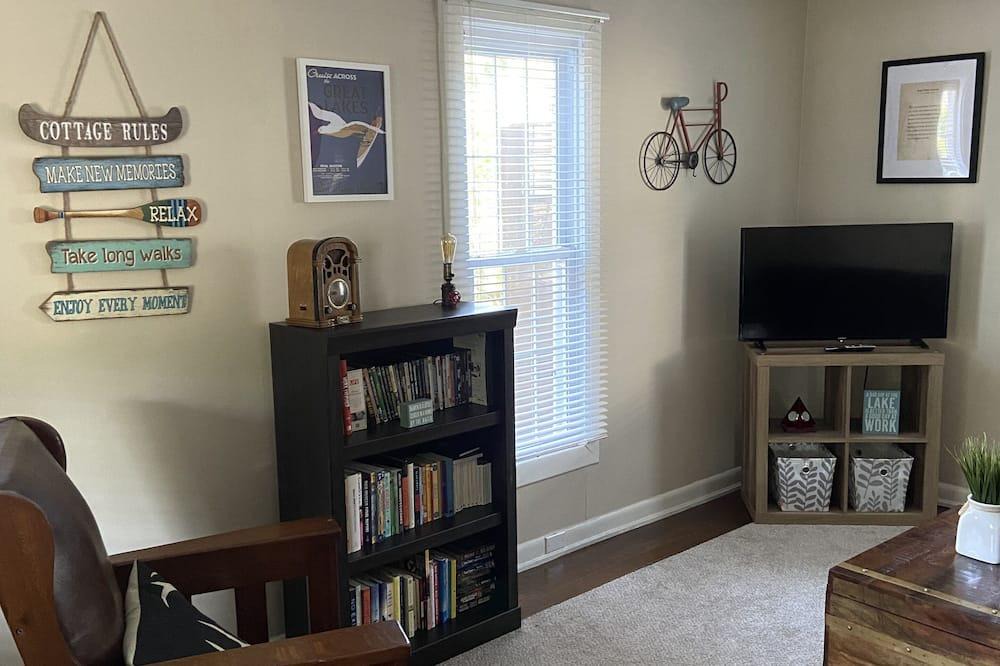 Brights Grove Cottage | Cozy cottage within Sarnia Lambton in the heart of Brights Grove
