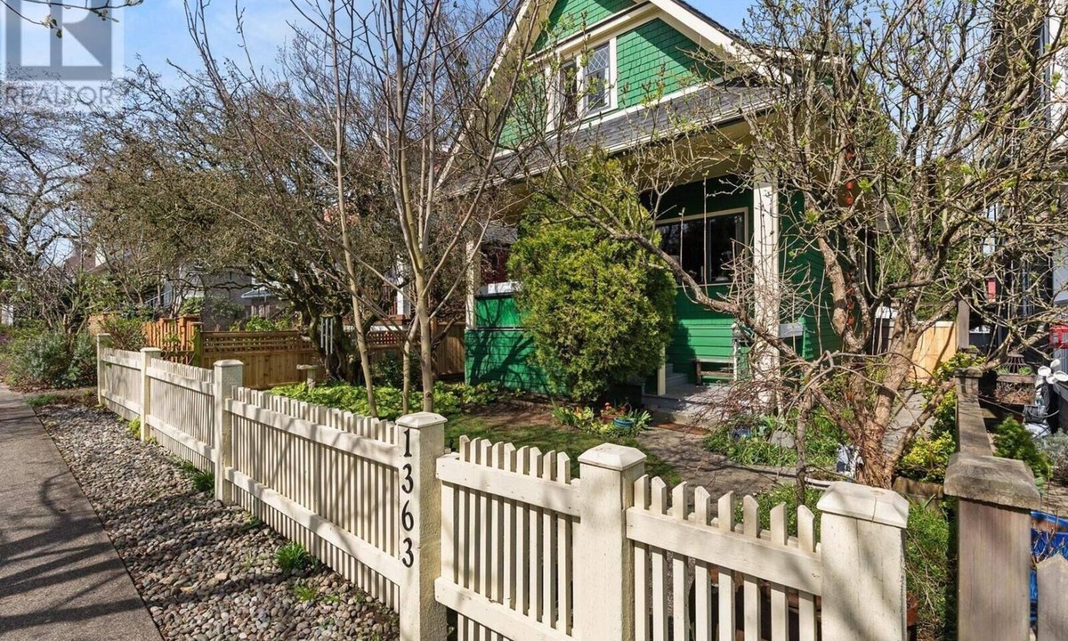 Kensington-Cedar Cottage House | Cozy East Van detached home with large backyard