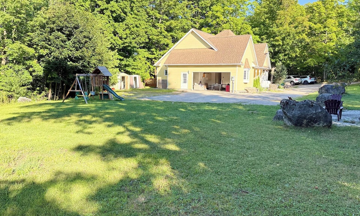 Halton Hills House | Cozy Family Acton Retreat Backyard fun