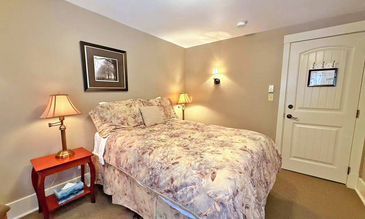 Regional District of Nanaimo Hotel | Cozy Forest View Room with Double Bed - Rm 9