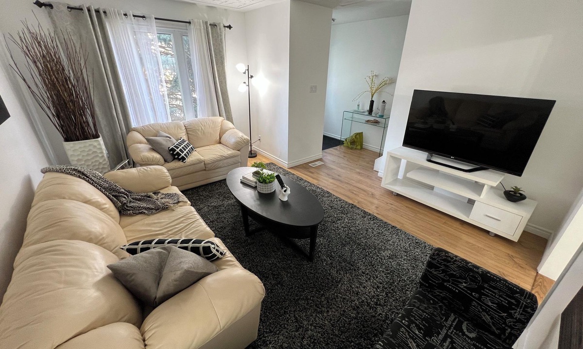 Hespeler House | Cozy Fully furnished, Specious 2 story home!. Parking on premises, pet friendly!