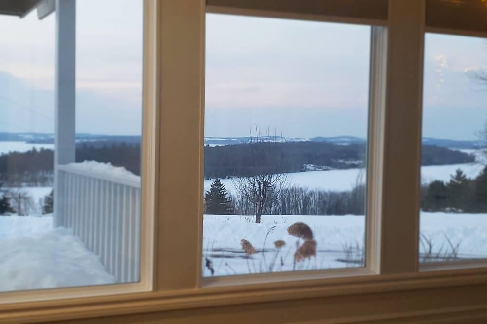 Roseneath Cottage | Cozy Grand View Hilltop Cottage (sleeps 8)