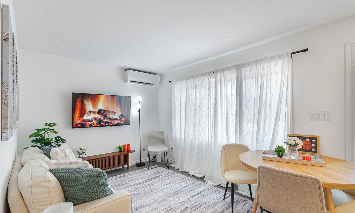 Barrie House | Cozy Guest Suite in Barrie| 2 Bedrooms | 2 parking| Laundry in unit