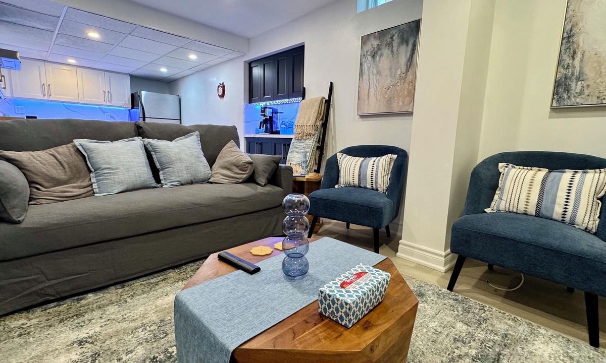 Erin Mills Apartment | Cozy Hidden Gem | Stylish 2BR + Sofa Bed | Comfort