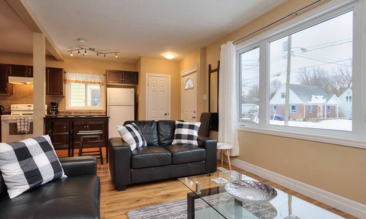 Guelph House | Cozy home located in St. Georges Park & close to Guelph General Hospital.