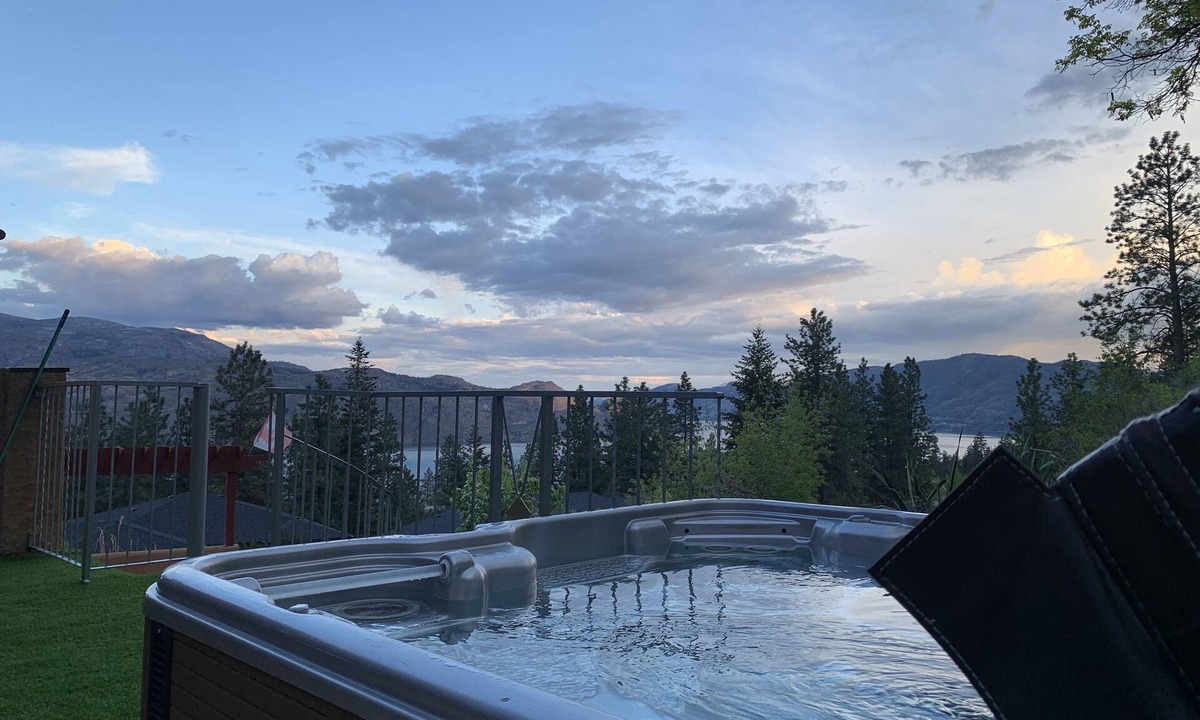 Central Okanagan House | COZY Home Oasis: Relax and Explore!