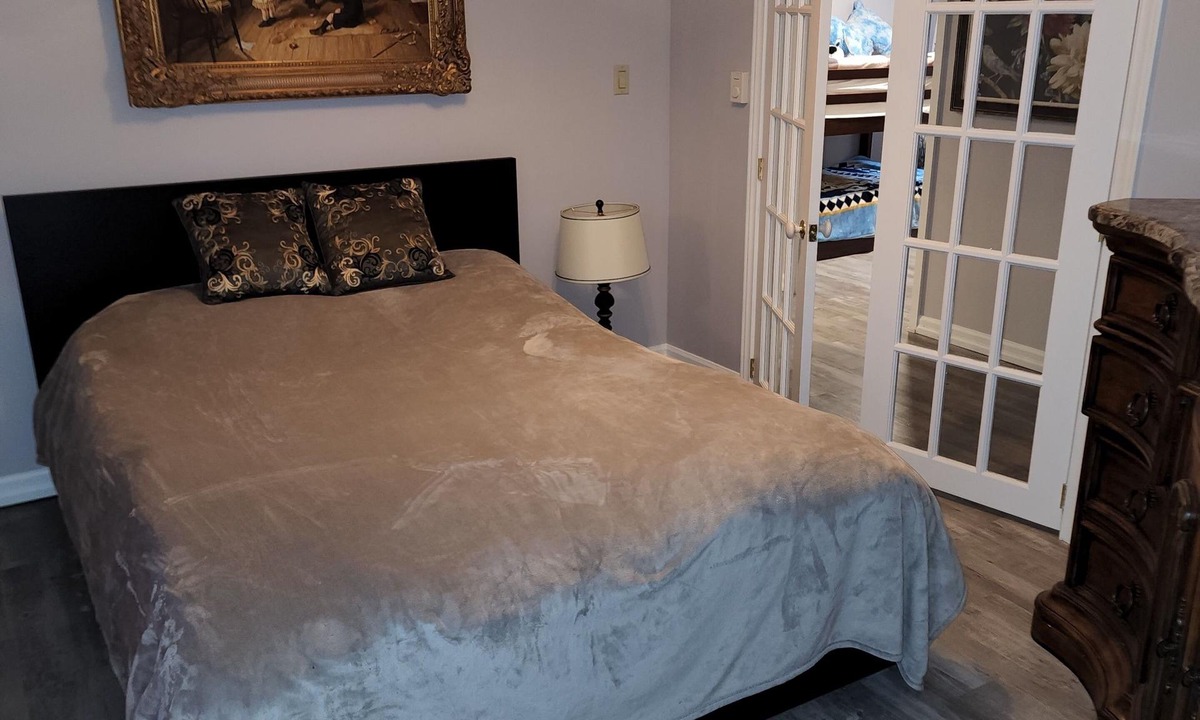 Georgian Bluffs House | Cozy lakefront cottage w/hottub for all your family relax.