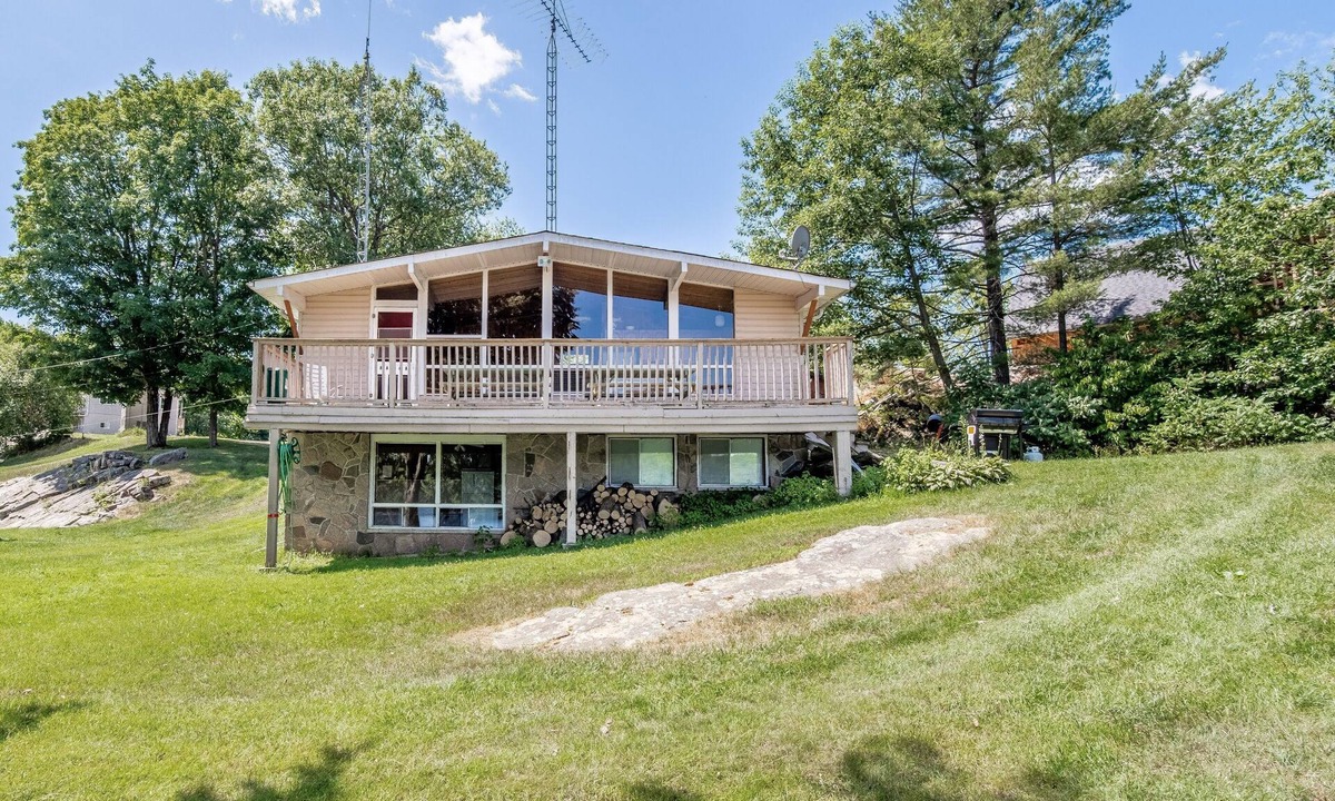 Minden Hills Cottage | Cozy lakefront cottage overlooking the lake. Max 6 persons