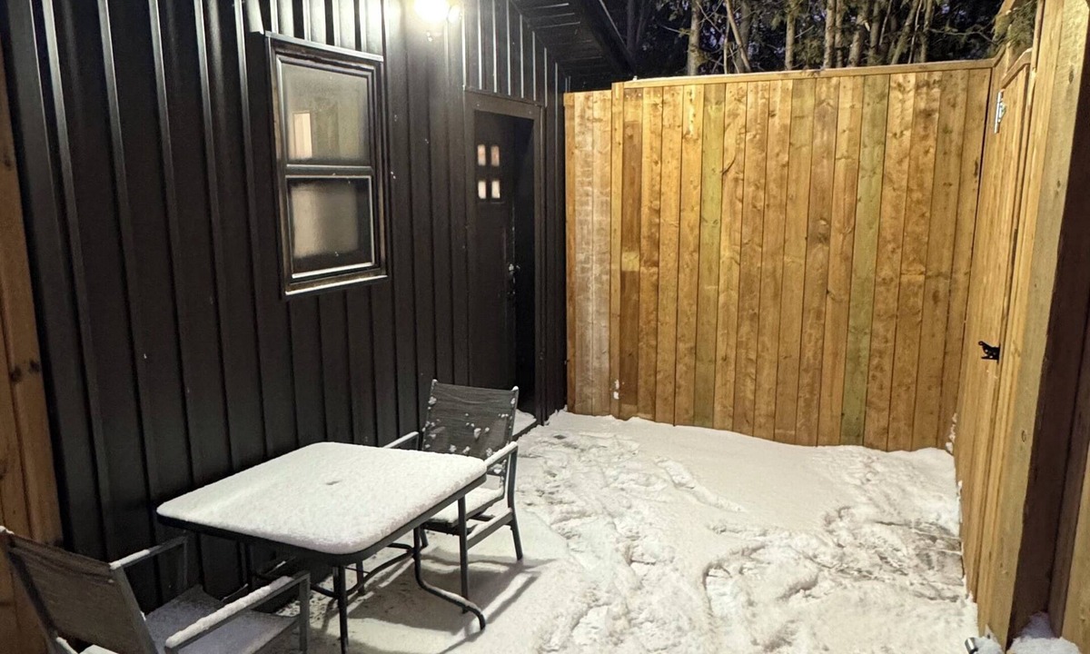 Jacksons Point Apartment | Cozy modern cottage with private entrance beachside and close to the ROC