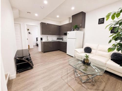 Chestermere Apartment | Cozy & Modern Guest Suite-Minutes away from Lake!
