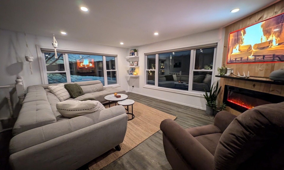Westport House | Cozy Modern Lake House w/Hot Tub! Pet friendly.