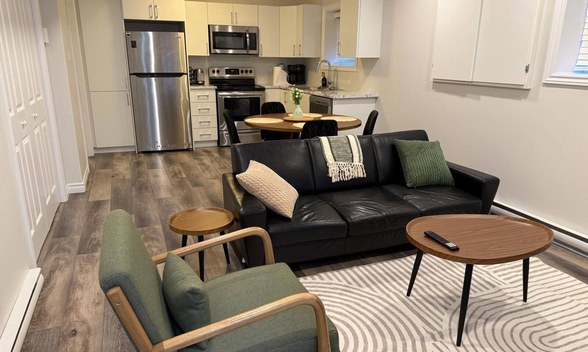 Terra Nova Apartment | Cozy Modern Suite in Quiet Suburb, close to the Mall, Stores and Restaurants!