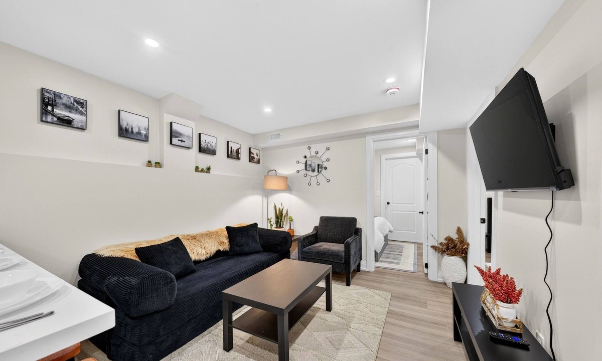 Walkerville House | Cozy Modern Walkerville Basement Apartment