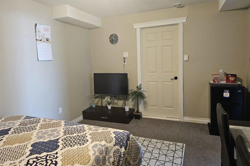 Dartmouth Apartment | Cozy & private guest suite in Portland Estate, close to lakes, trails &shopping