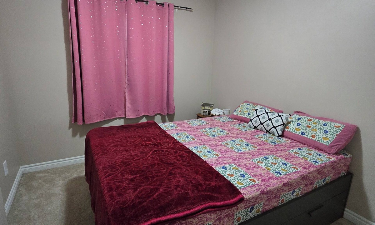 Napanee House | Cozy Queen Room Near Hospital | Quiet & Clean Home