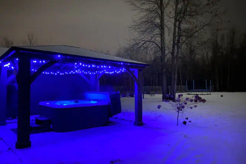 Glen Huron House | Cozy Ranch Bungalow w/HotTub, 30+ day stays!