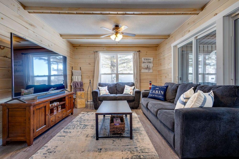 Prince County Cottage | Cozy Riverview Getaway: 3BR, Hot Tub, pets welcome!