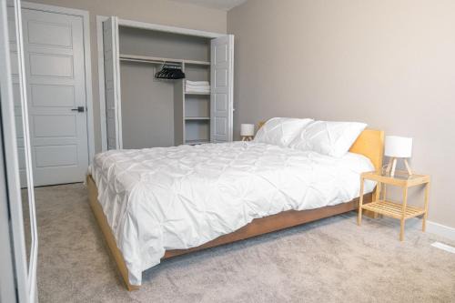 West Edmonton House | Cozy room with private bathroom minutes to West Edmonton Mall