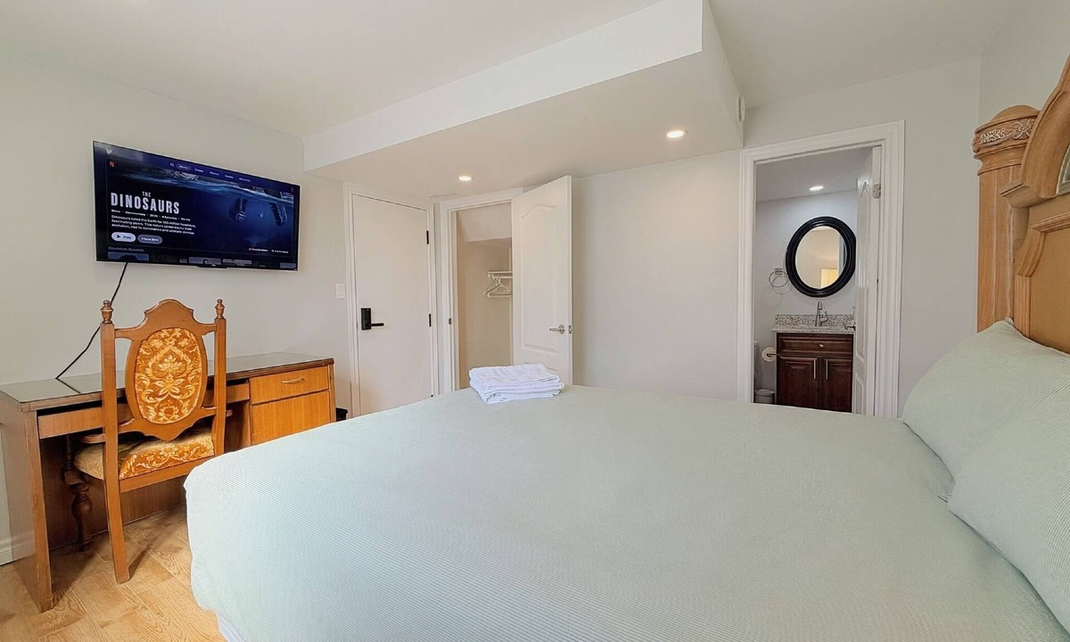 Richmond Hill House | Cozy Rooms in Bright Walkout Suite - Newly Renovated 2026