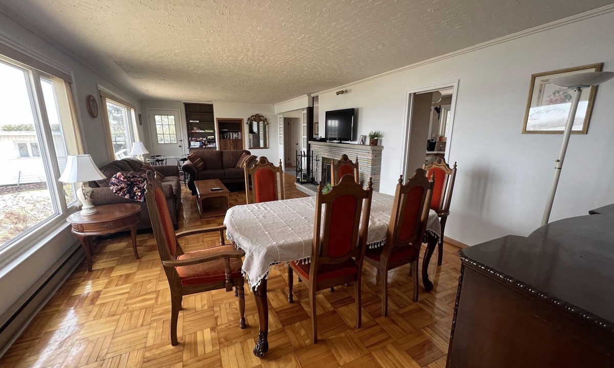 Valentia House | Cozy Rustic Charm: Your Perfect Lakeside Cottage Getaway