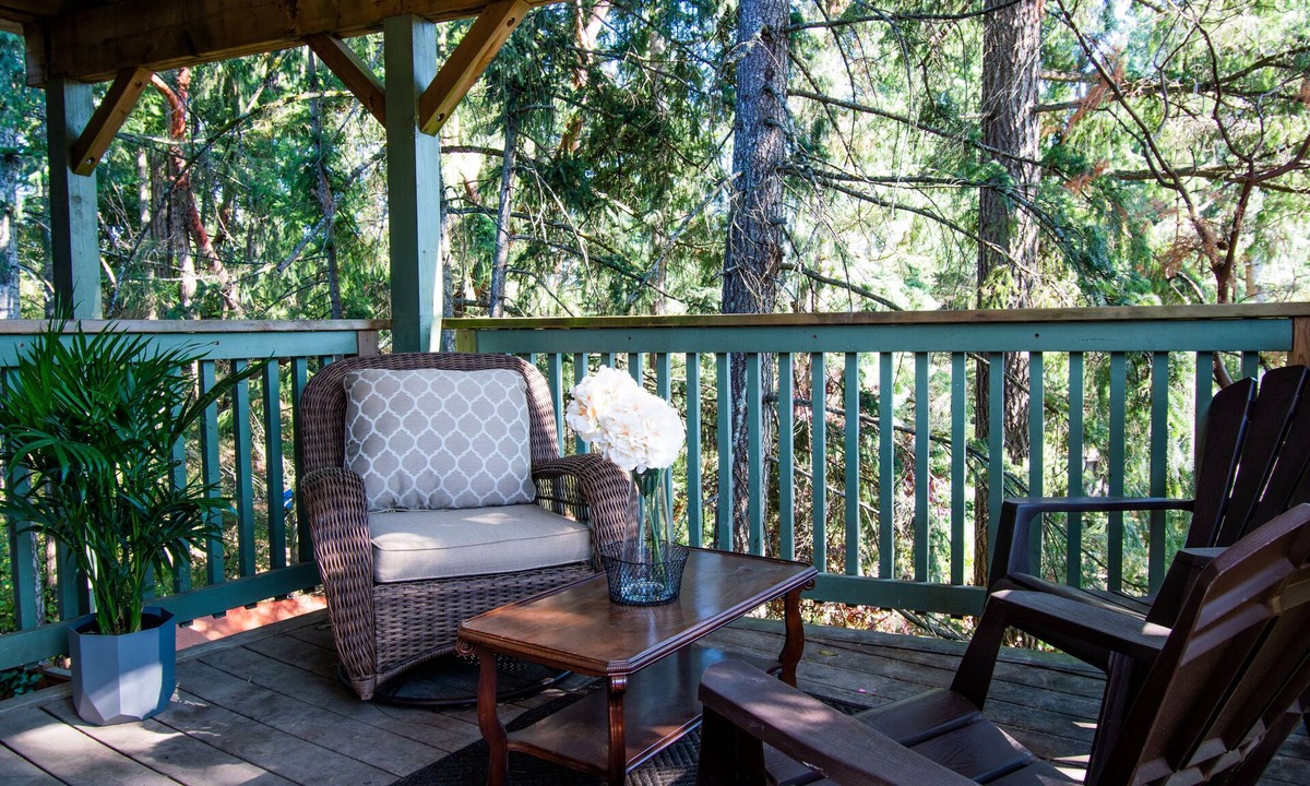 Langford House | Cozy suite in walking distance to nature trails and Thetis Lake