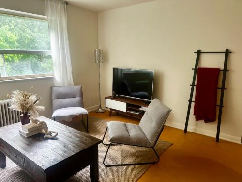 Beach Hill Apartment | Cozy Upper Beaches Apartment