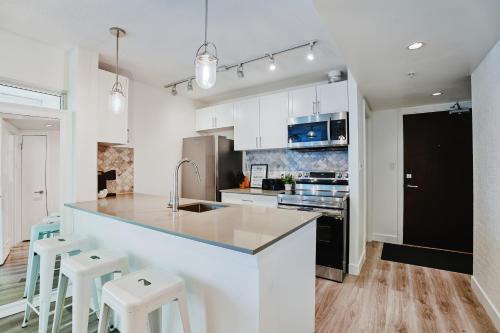 Crosstown Apartment | Cozy Urban Living! 2 mins from BC place, private parking !