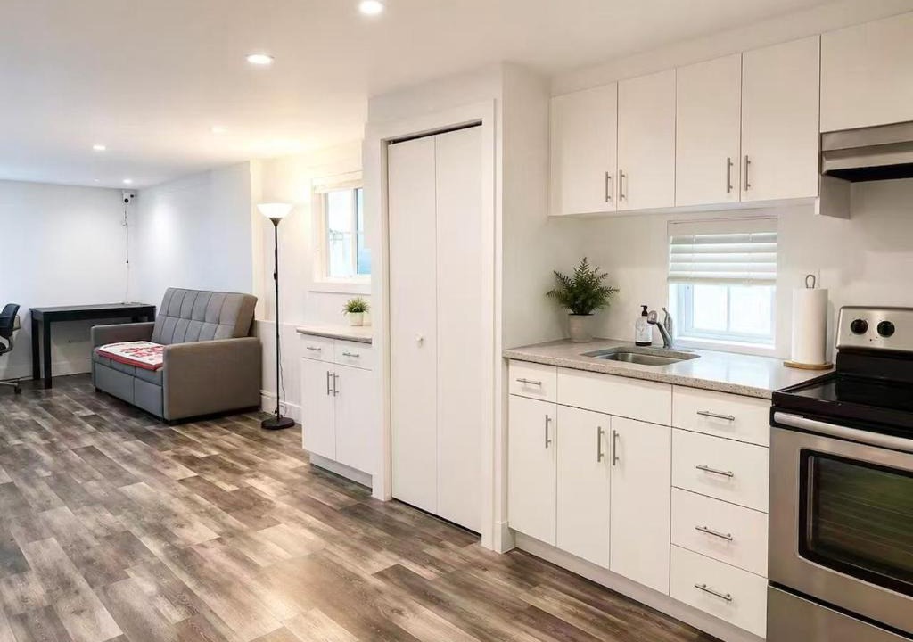 Sunset House | Cozy Vancouver 2BR Suite with Private Entrance