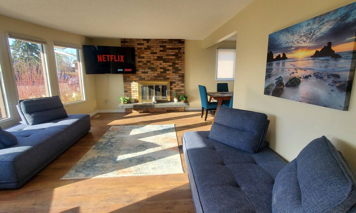 West Edmonton House | Cozy-Warm Family friendly, WEST ED MALL 5min, AC, king master, queens and Dbls