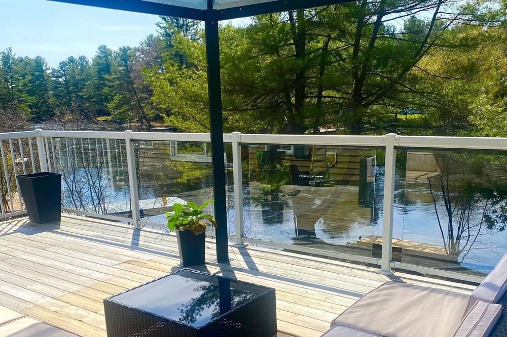 Washago House | Cozy water-front family-sized cottage w/hot tub!