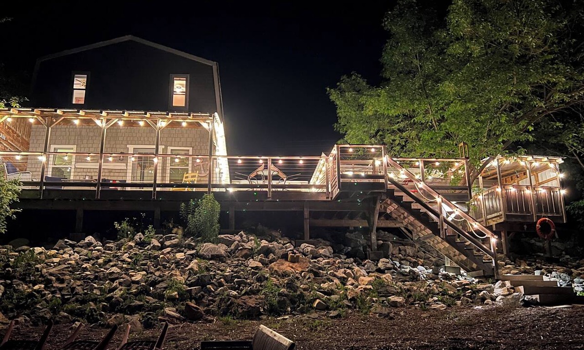 Clifton Royal House | Cozy Waterfront Escape, Private Beach & Hot Tub — Kennebecasis River