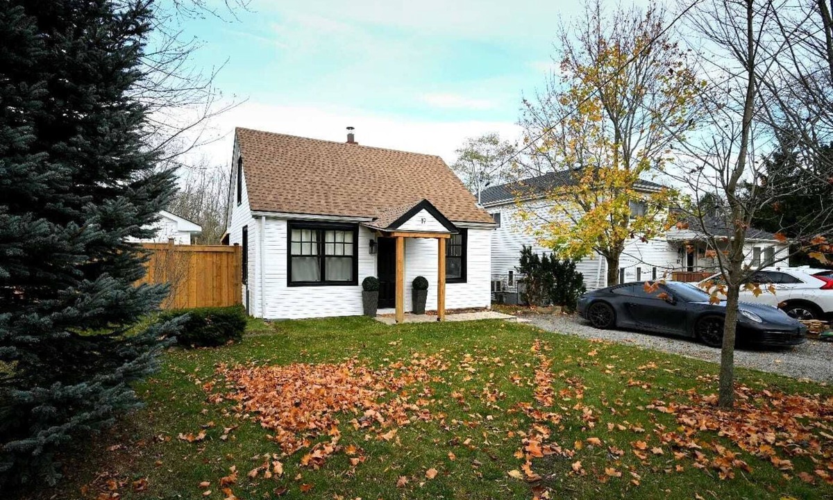 Sharon House | Cozy weekend gateway with river creek backyard.