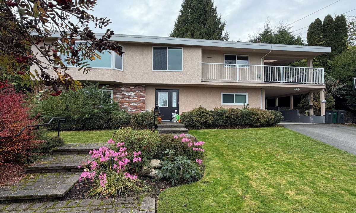 Cordova Bay House | Cross the Street to the Beach & Ocean Views