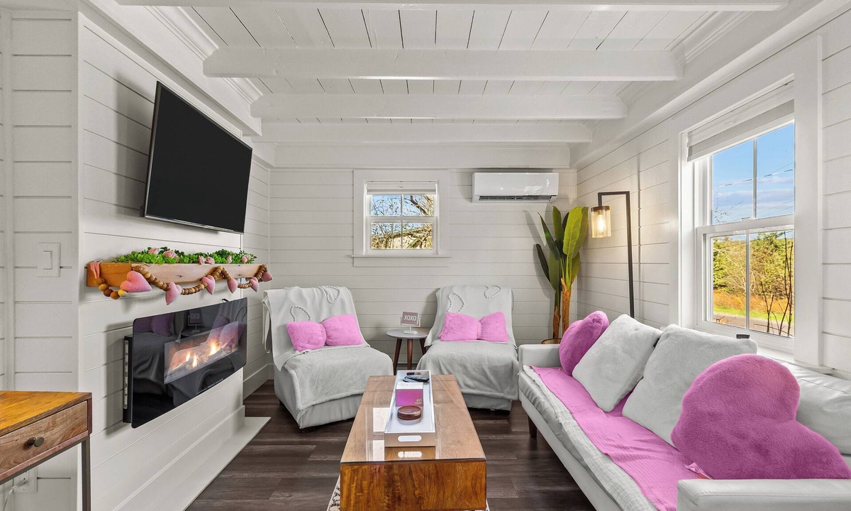 Terra Nova House | Cupids Cottage Hot Tub, BBQ + Deck, Parking