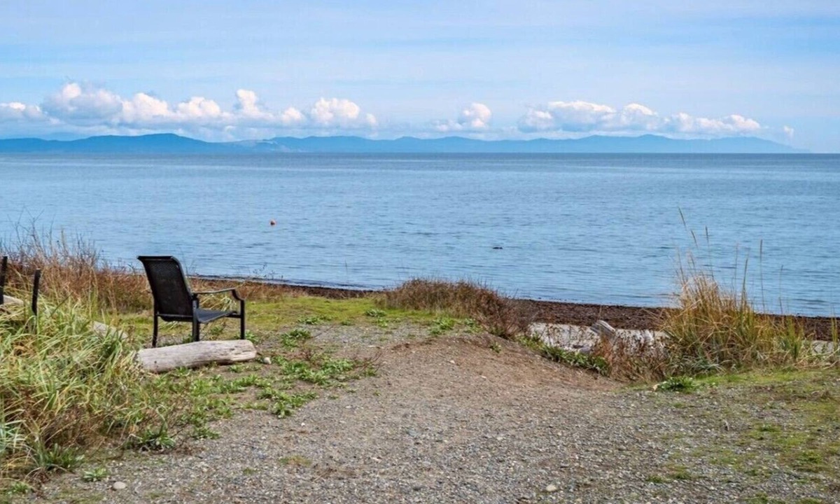 Comox House | Curtis Corner B & B - Ocean and Forest