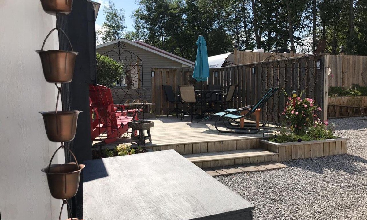 Bobcaygeon Cabin | Cute as a button in Bobcaygeon! nWatch boats coming and going through Lock 32.