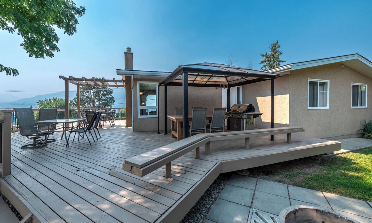 Okanagan-Similkameen House | Delightful Sunny Okanagan Lakeview Naramata Bench Home FarmStatusnoRestrictions