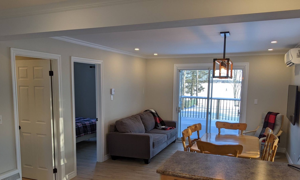 Shawinigan Ski Chalet | Directement sur le lac, parfait pour la détente et les activités de plein air!
