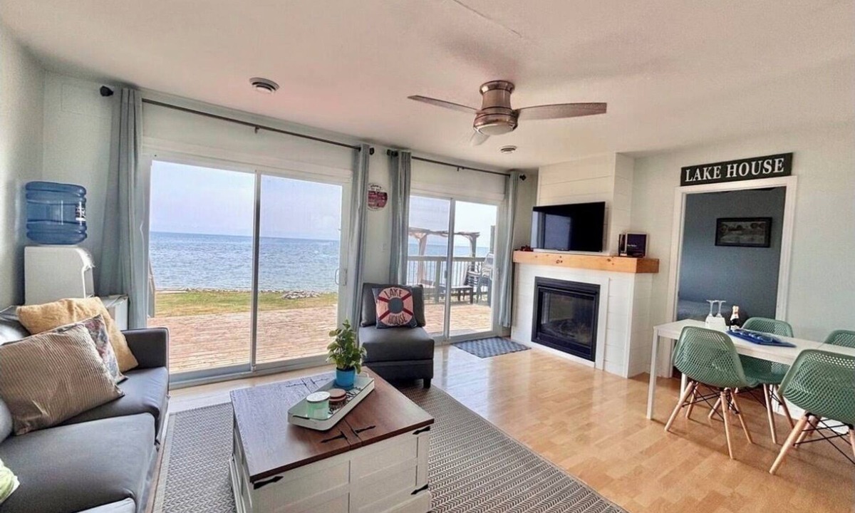 Selkirk Cottage | Directly on the Lake Erie with Private Lake Entrance! Kayaks, BBQ + Firepit